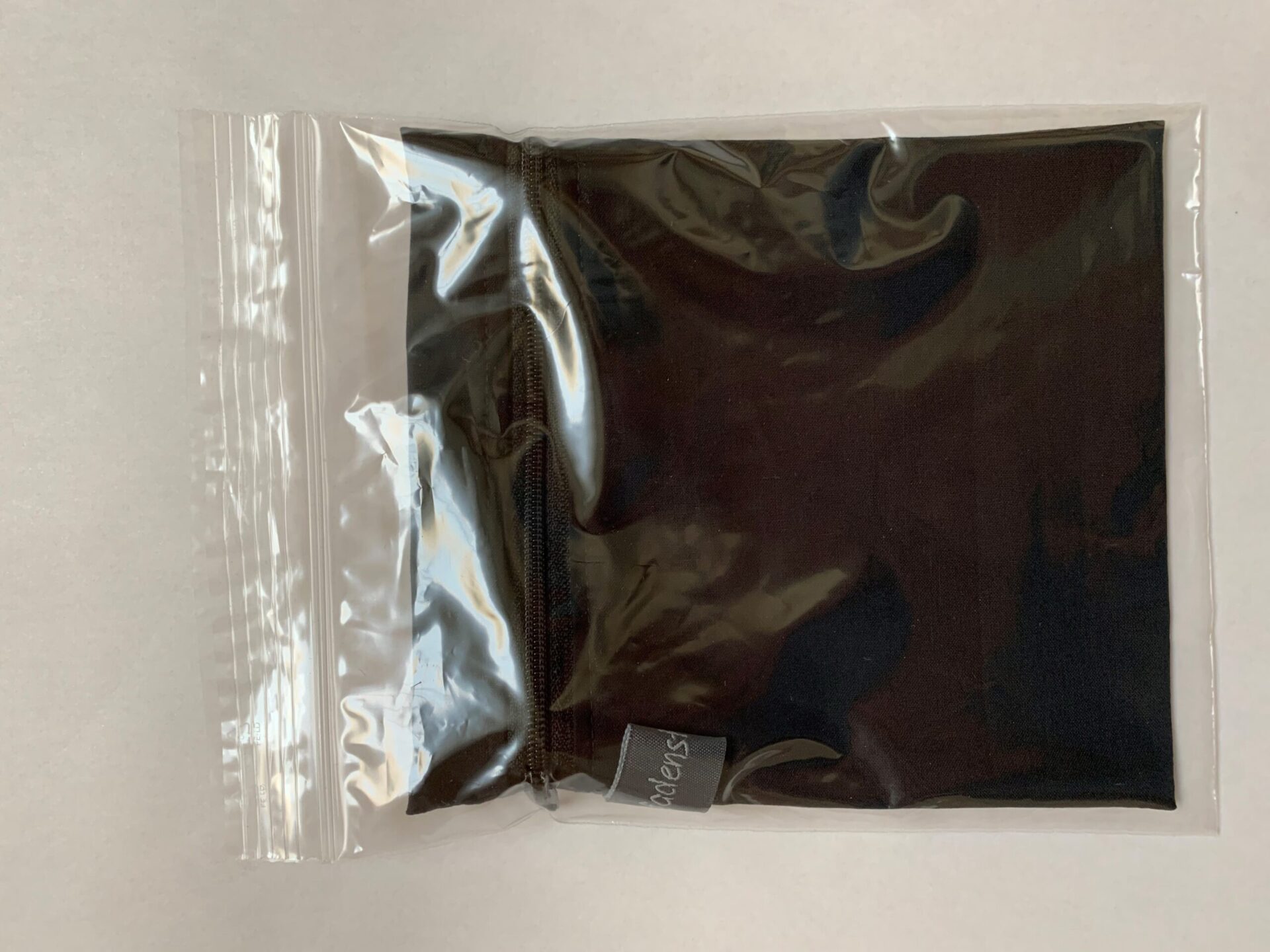Pochette en tissu pour masque «uni noir» (production/livraison 4-6 jours ouvrés)